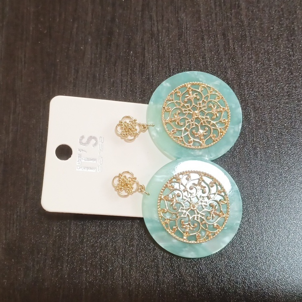 Elegant Gold and Green Earrings